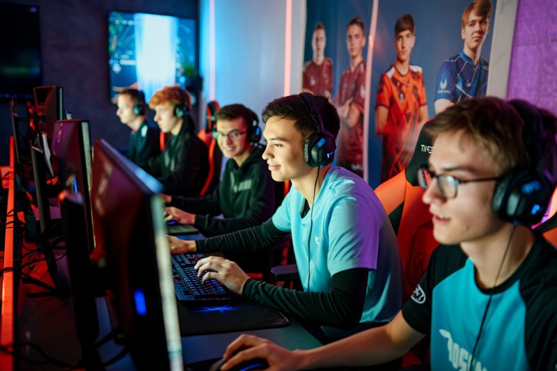 Истории легендарных игроков Dota 2 вдохновляют на успех и развитие